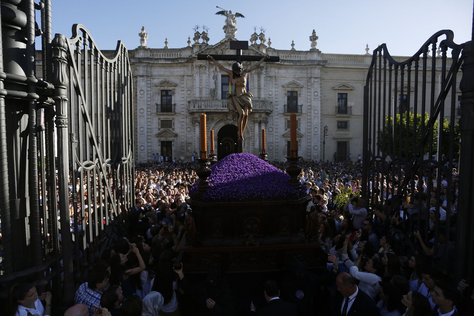 El Cristo de la  Buena Muerte saliendo de la Universidad en 2019.