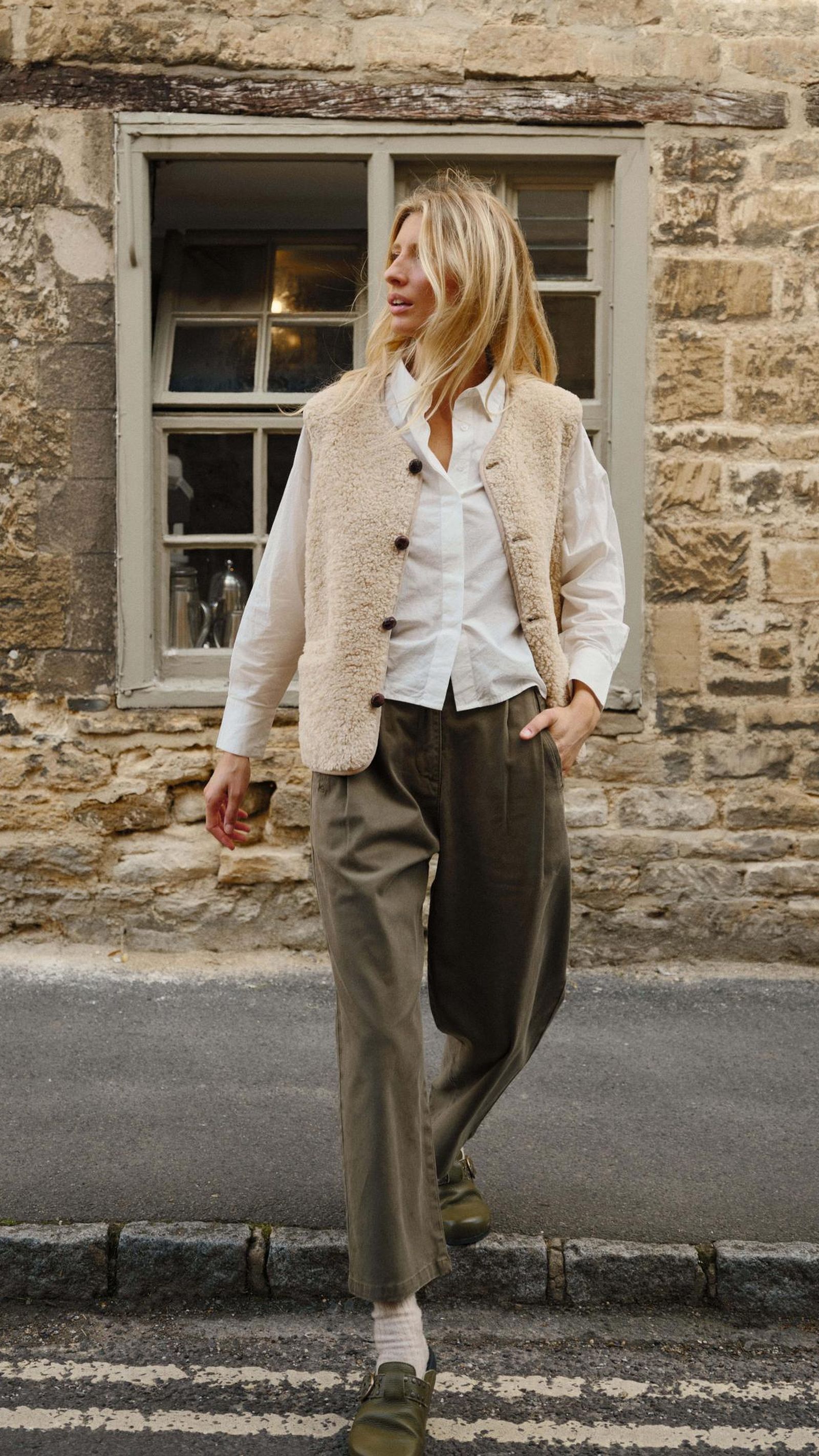 En un mundo obsesionado con la perfección, INDI&COLD defiende la belleza de lo que no lo es, buscando la autenticidad y la singularidad y celebrando la historia que cada prenda lleva consigo