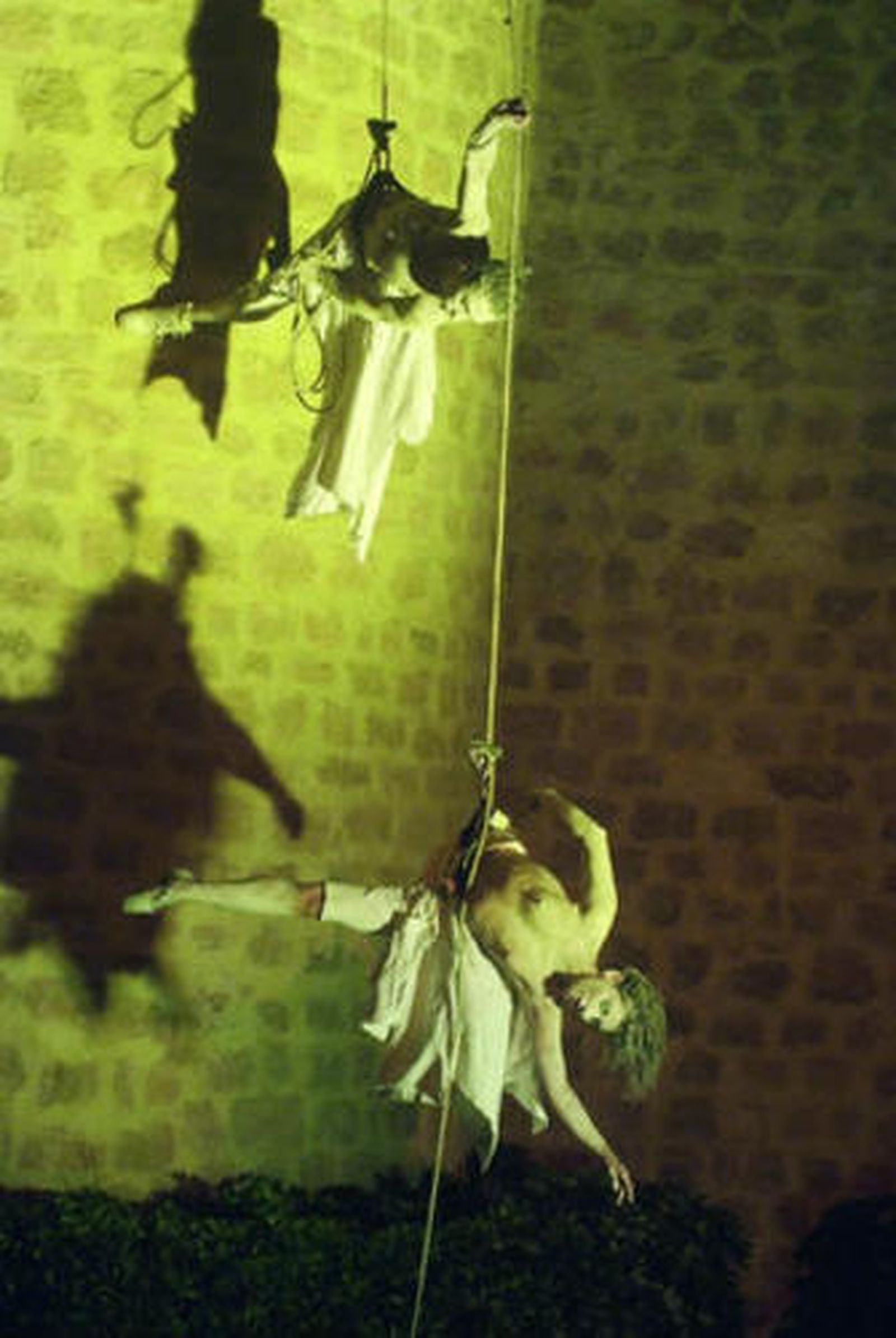 David y Alexandra colgados en la fachada del Castillo de Roquetas.