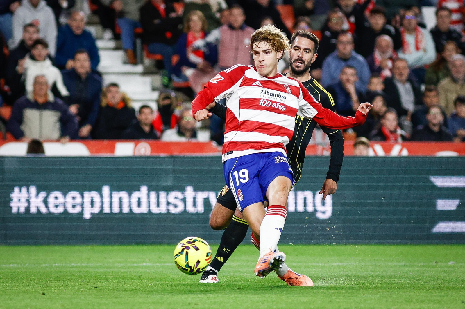 El delantero almeriense completa un remate ante la presencia de Pablo Insua.