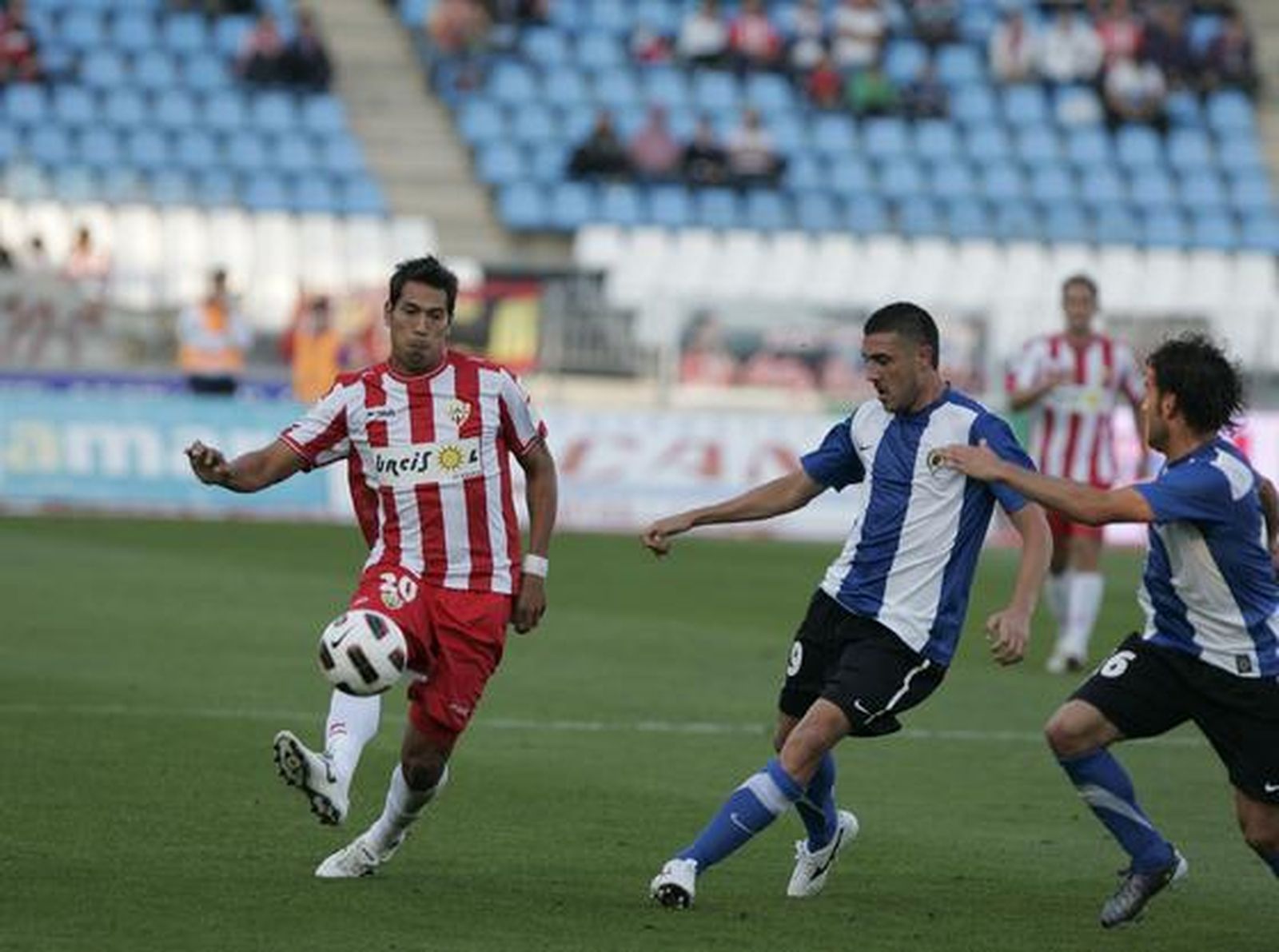 El Almería empata en casa 1-1 ante el Hércules. / Javier Alonso