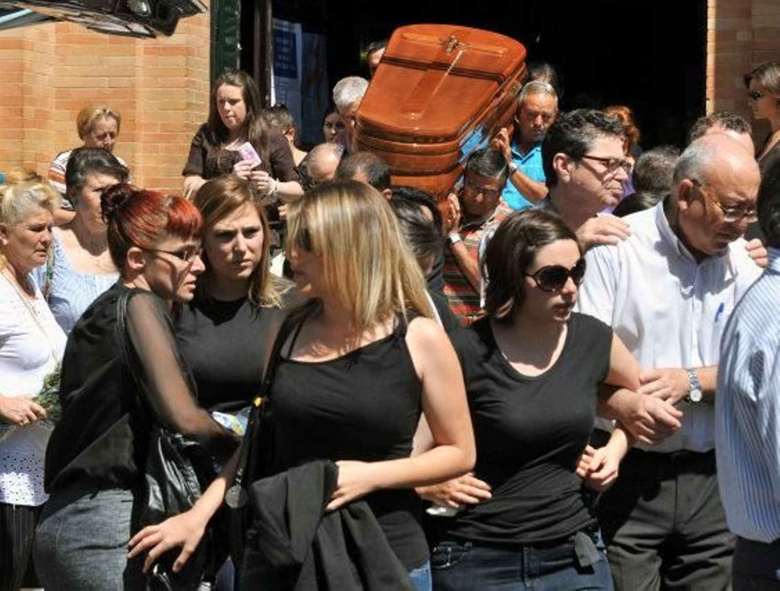 Una multitud de vecinos dan su último adiós a la mujer fallecida en el tiroteo