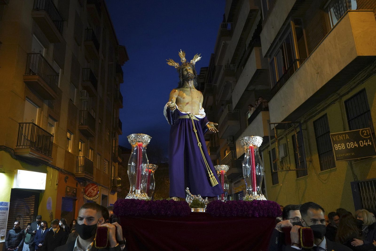 Los vía crucis del Viernes de Dolores, en imágenes