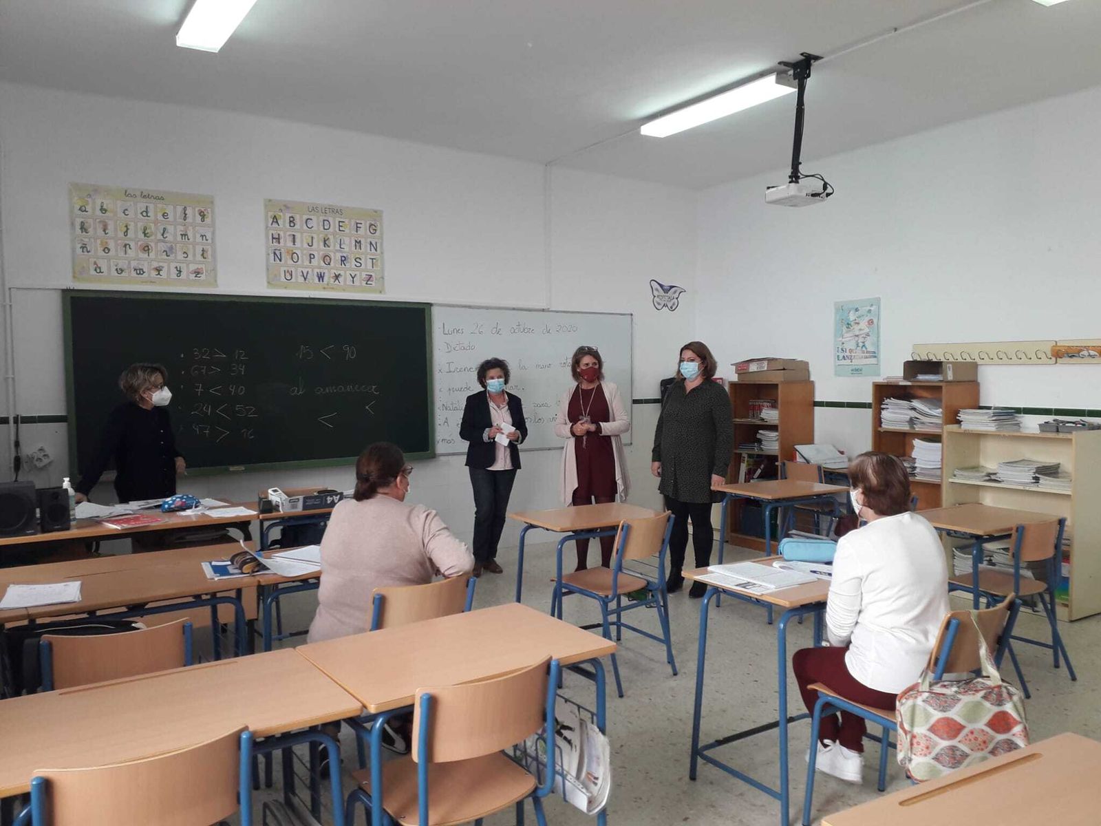 Momento de la entrega de llaves por parte de las delegadas municipales.