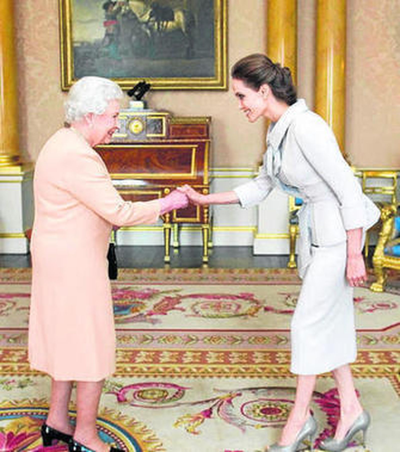 La actriz Angelina Jolie en su recepción con Isabel II.