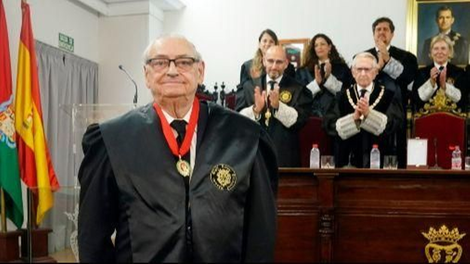 Fernando Mir al ser investido Colegiado de Honor de la Abogacía granadina