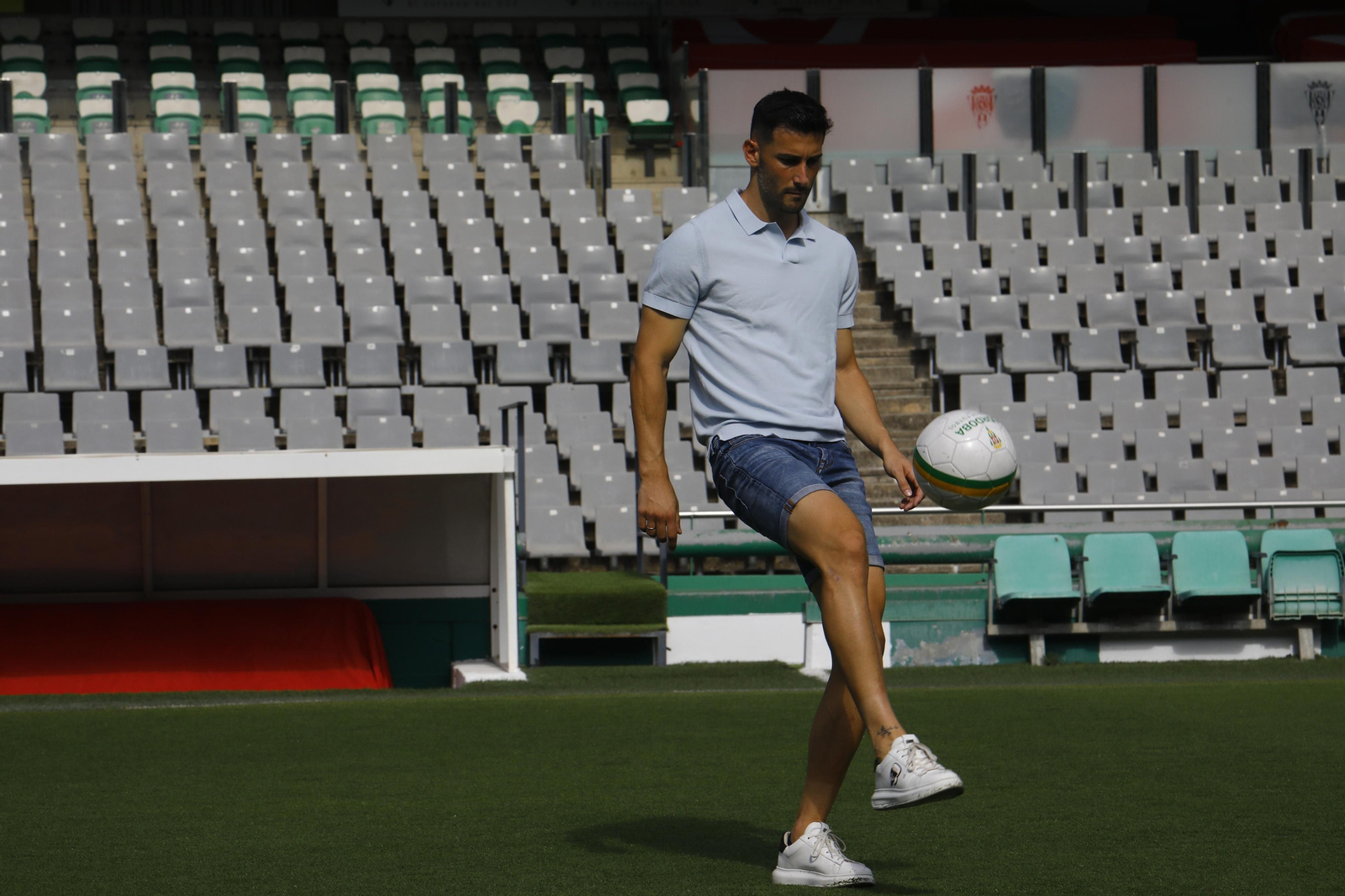 Las mejores fotos de la presentación de Carlos Albarrán con el Córdoba CF