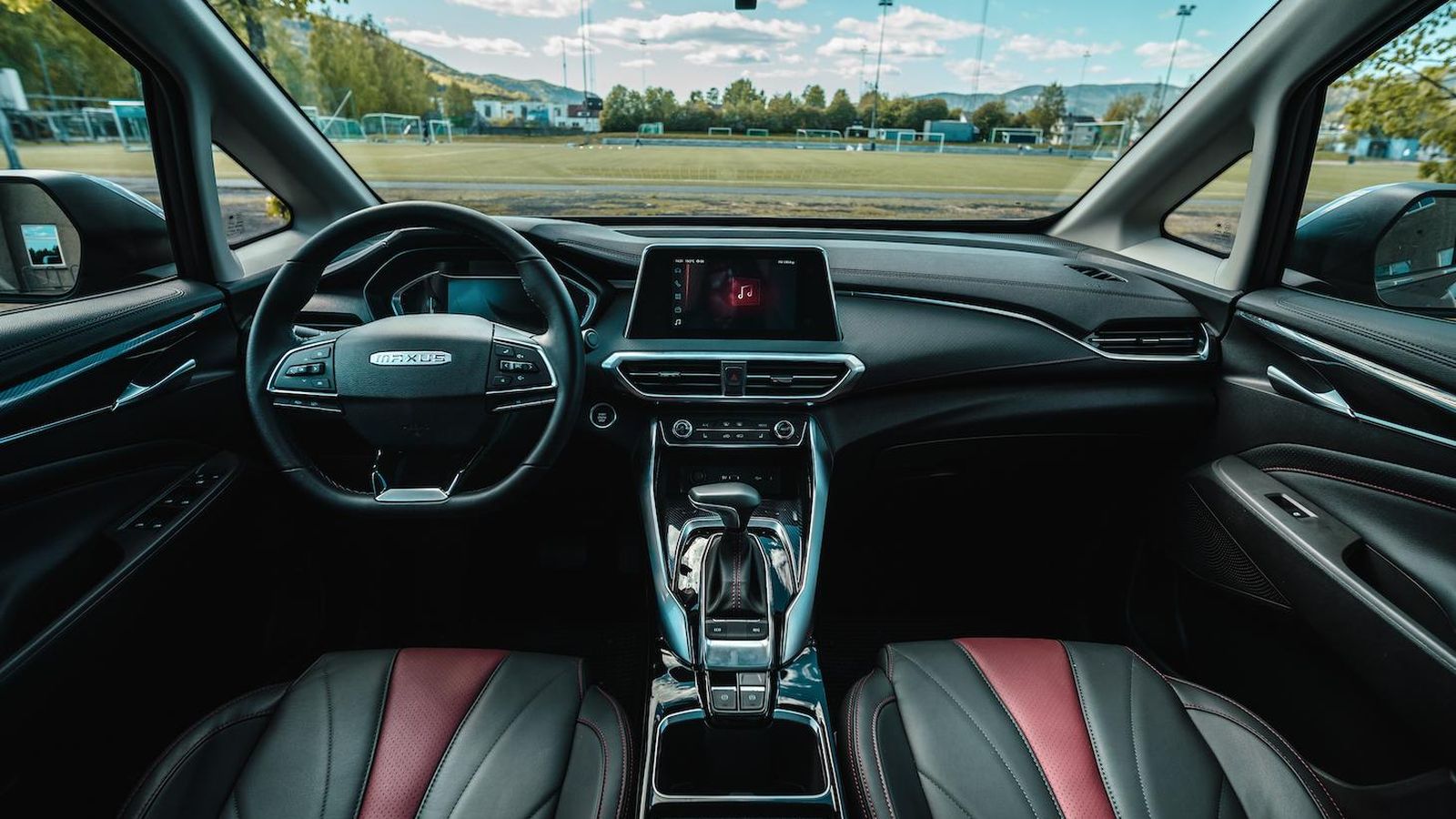 Todos, salvo la pintura metalizada, es de serie en los Euniq 5 que se ponen a la venta en España.