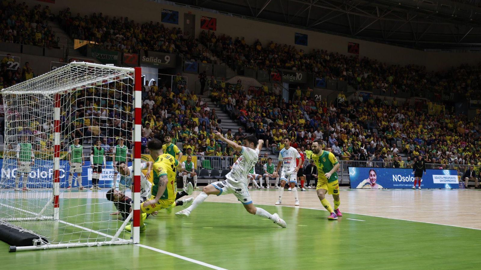 Mati Rosa empuja el balón en su primer tanto ante Noia. d