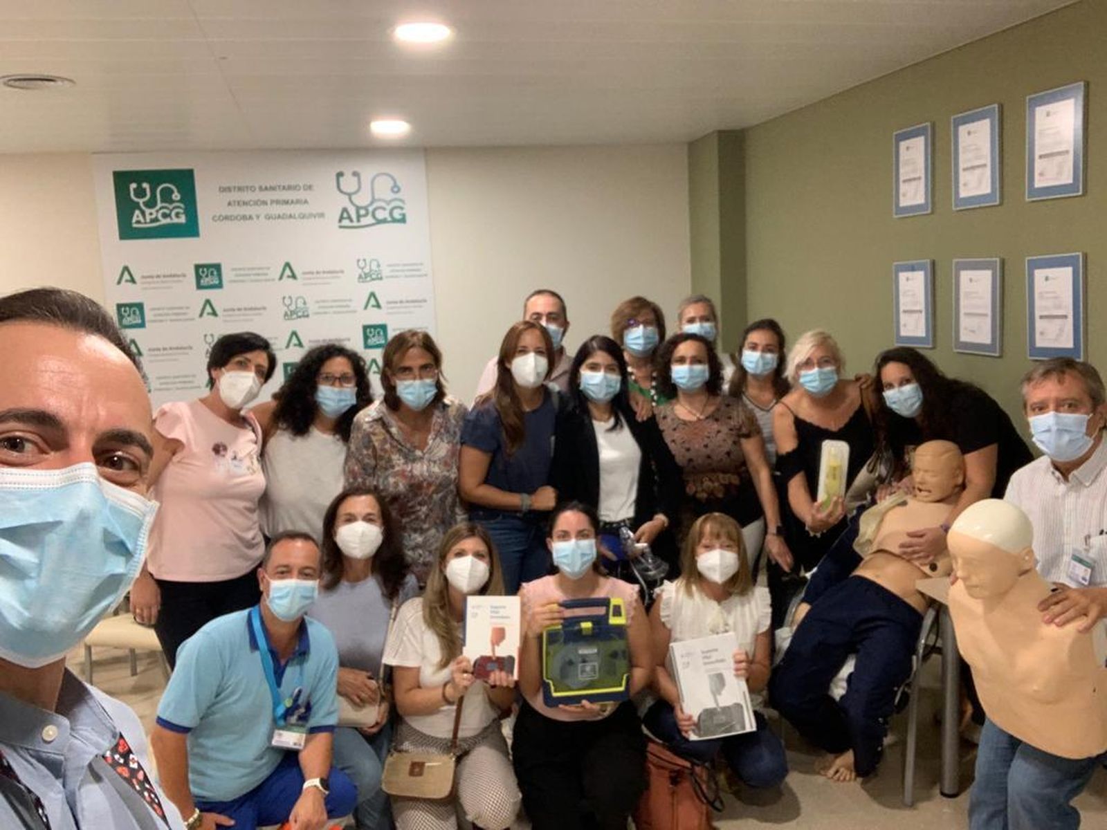 Formación de enfermeras de residencias en soporte vital y manejo del desfibrilador.