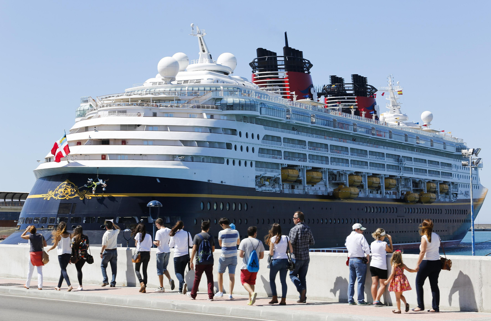Imágentes de varios cruceros de Disney, a su paso por la Bahía de Cádiz
