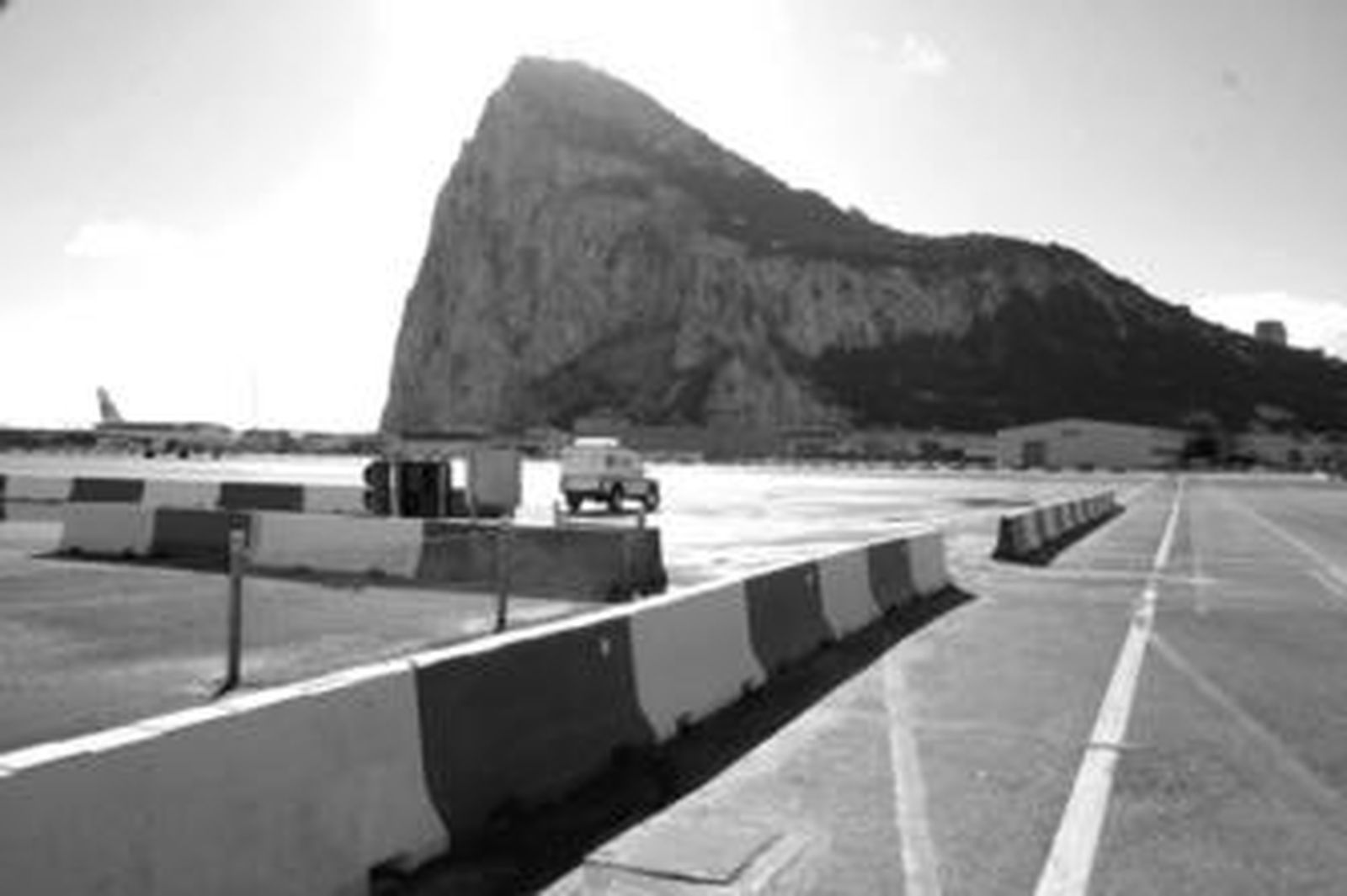Imagen del Peñón desde la pista de aterrizaje del aeropuerto.