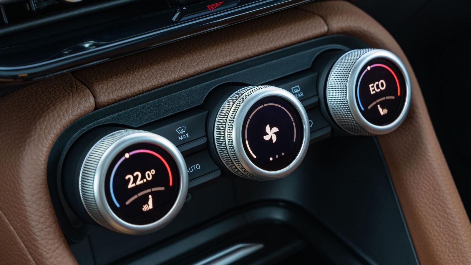 De los tres botones, el central es configurable con varias opciones. Su manejo hace muy cómodo elegir determinadas funciones, del mismo modo que los laterales hacen mucho por el ajuste fácil de la climatización.