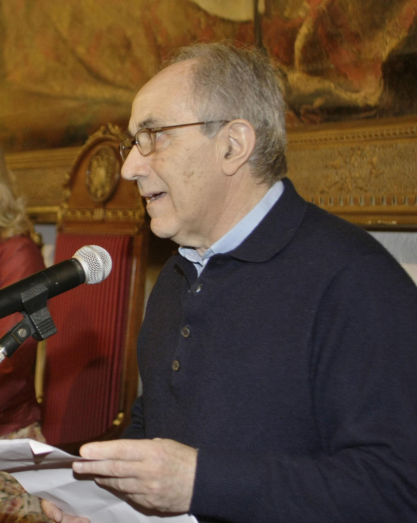 El profesor recibió la noticia de su galardón.