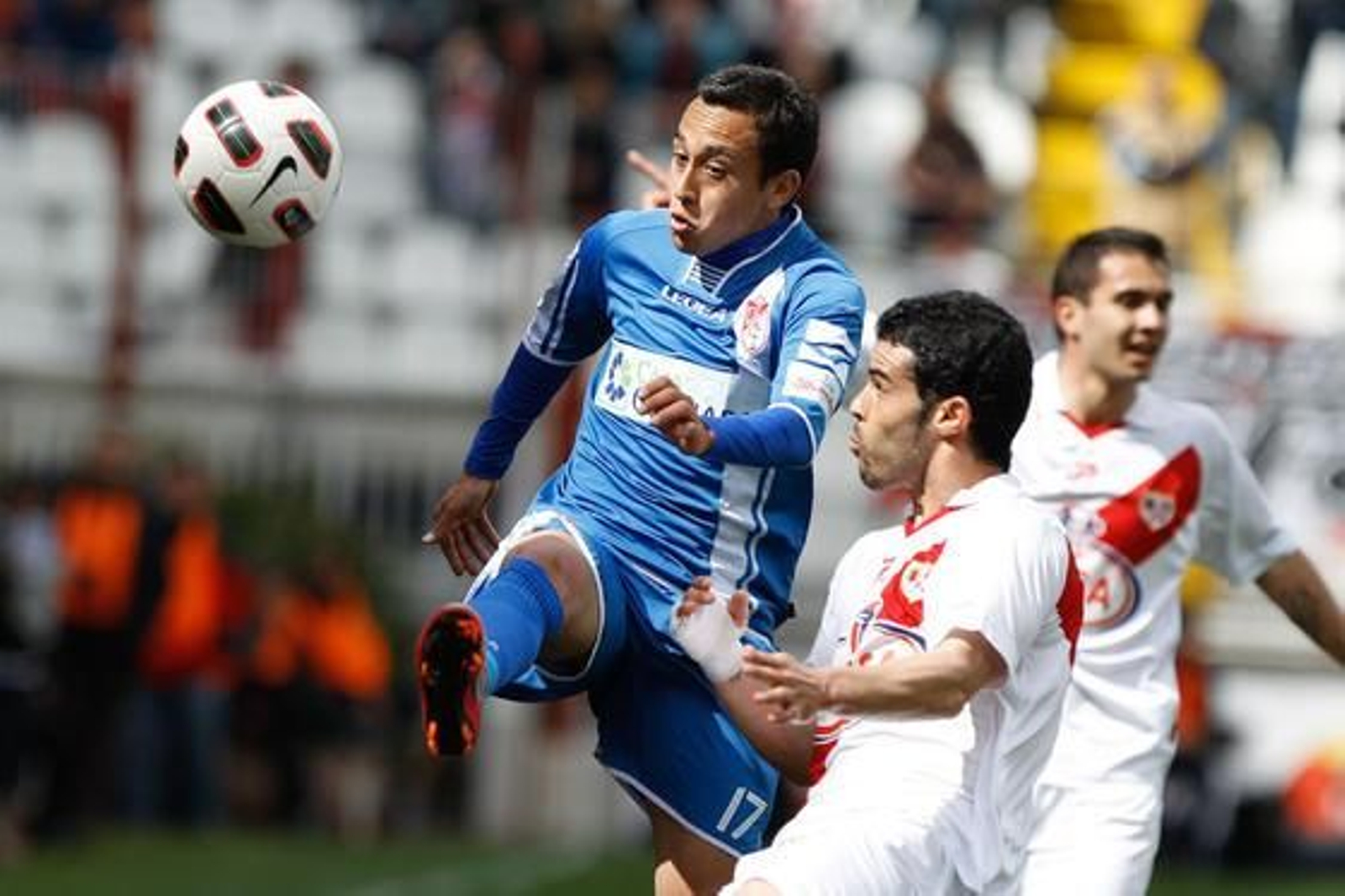 El Granada se trae un empate del campo del líder de Segunda, el Rayo Vallecano (1-1). / LOF