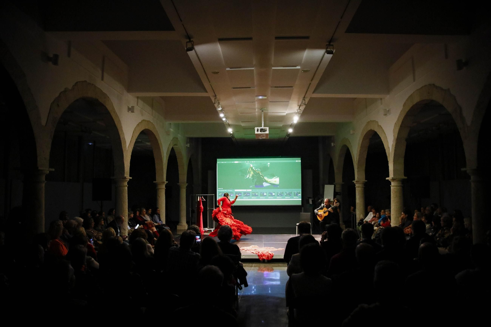 El Centro Andaluz de la Fotografía de Almería presenta el calendario 2025 con la actuación de la bailaora María Moreno, en imágenes