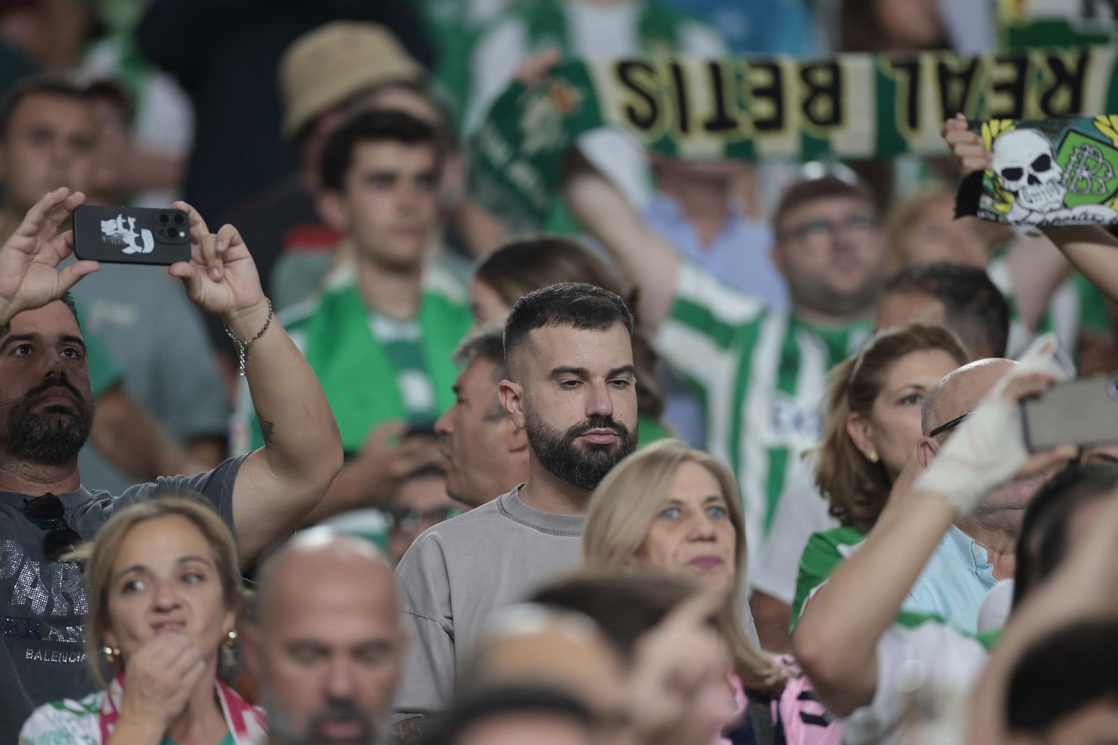 Búscate en las fotos del Betis - Nottingham Forest