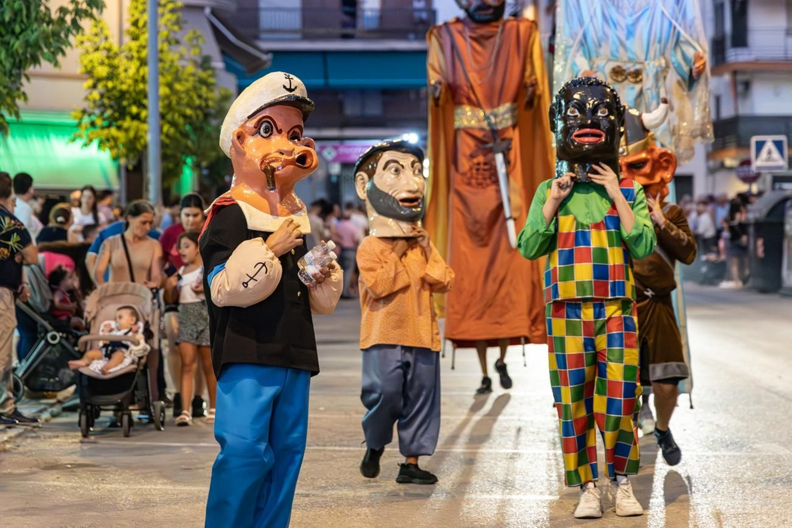 Pasacalles inaugural, fuegos artificiales e iluminación de la portada de feria y del recinto ferial de la Feria de San Bartolomé en Martos