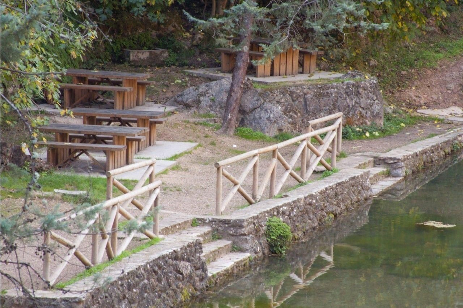 El área recreativa Charco del Aceite está situado en el cauce del río Guadalquivir en plena Sierra de las Villas.