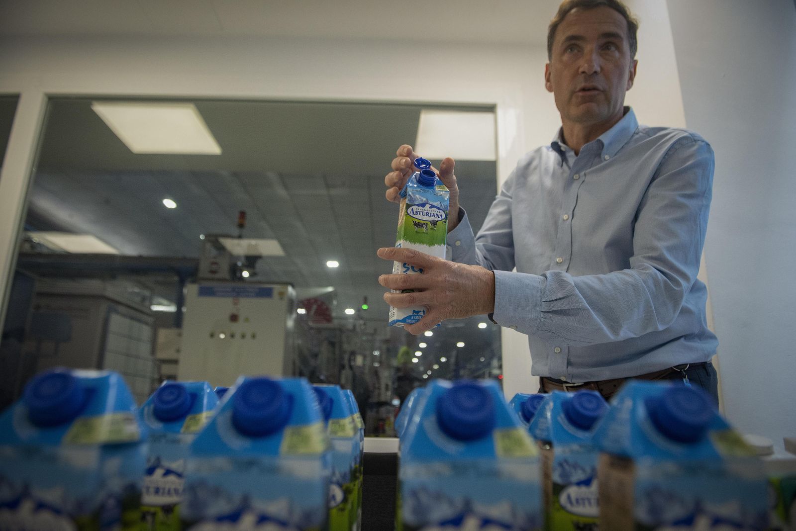 Rafael García Chapuli, director de la fábrica de Tetrapak en Sevilla, muestra el nuevo tapón