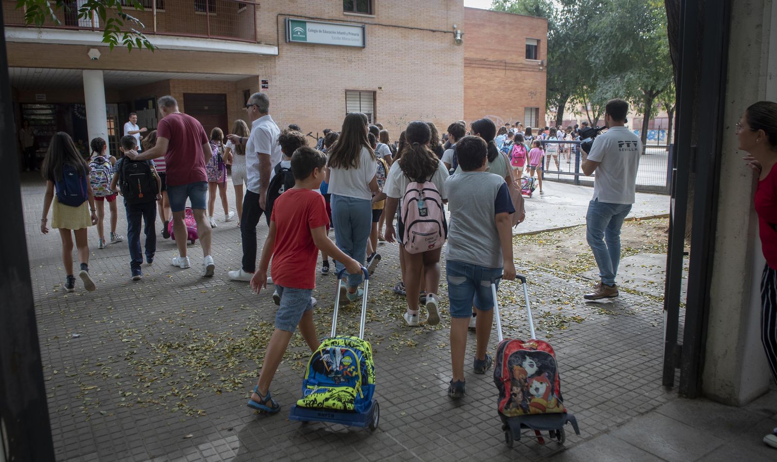 Entrada de alumnos, en el primer día de clase, al CEIP Escritor Alfonso Grosso, en Sevilla capital.