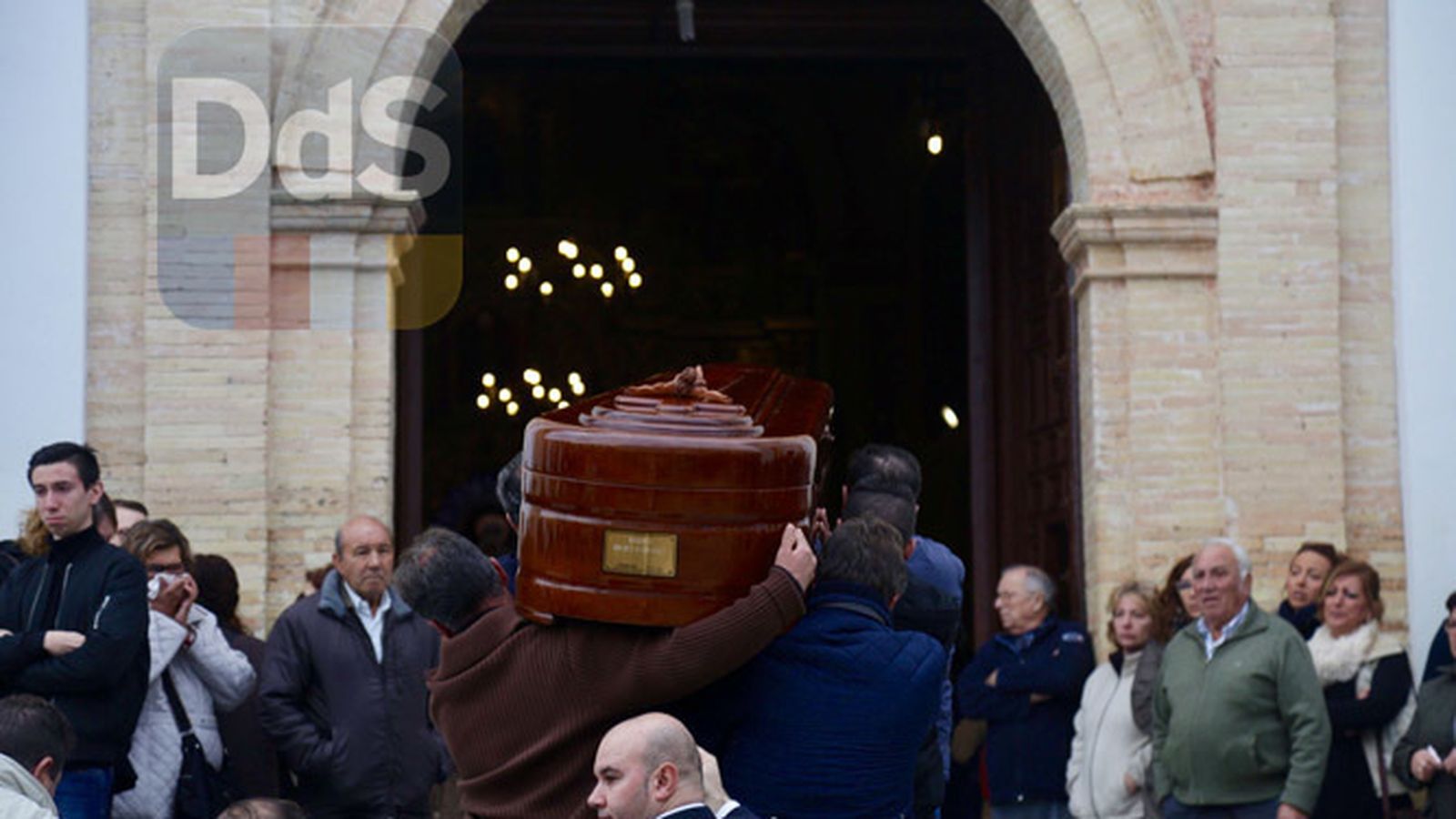Los féretros con las víctimas en la entrada a la parroquia.