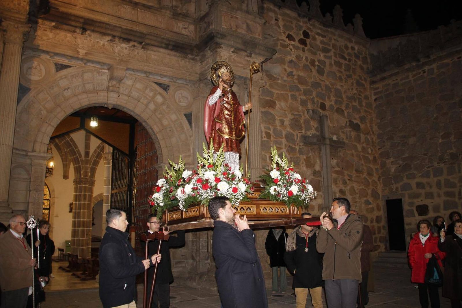 San Blas recorre las calles de Hinojosa del Duque, en imágenes