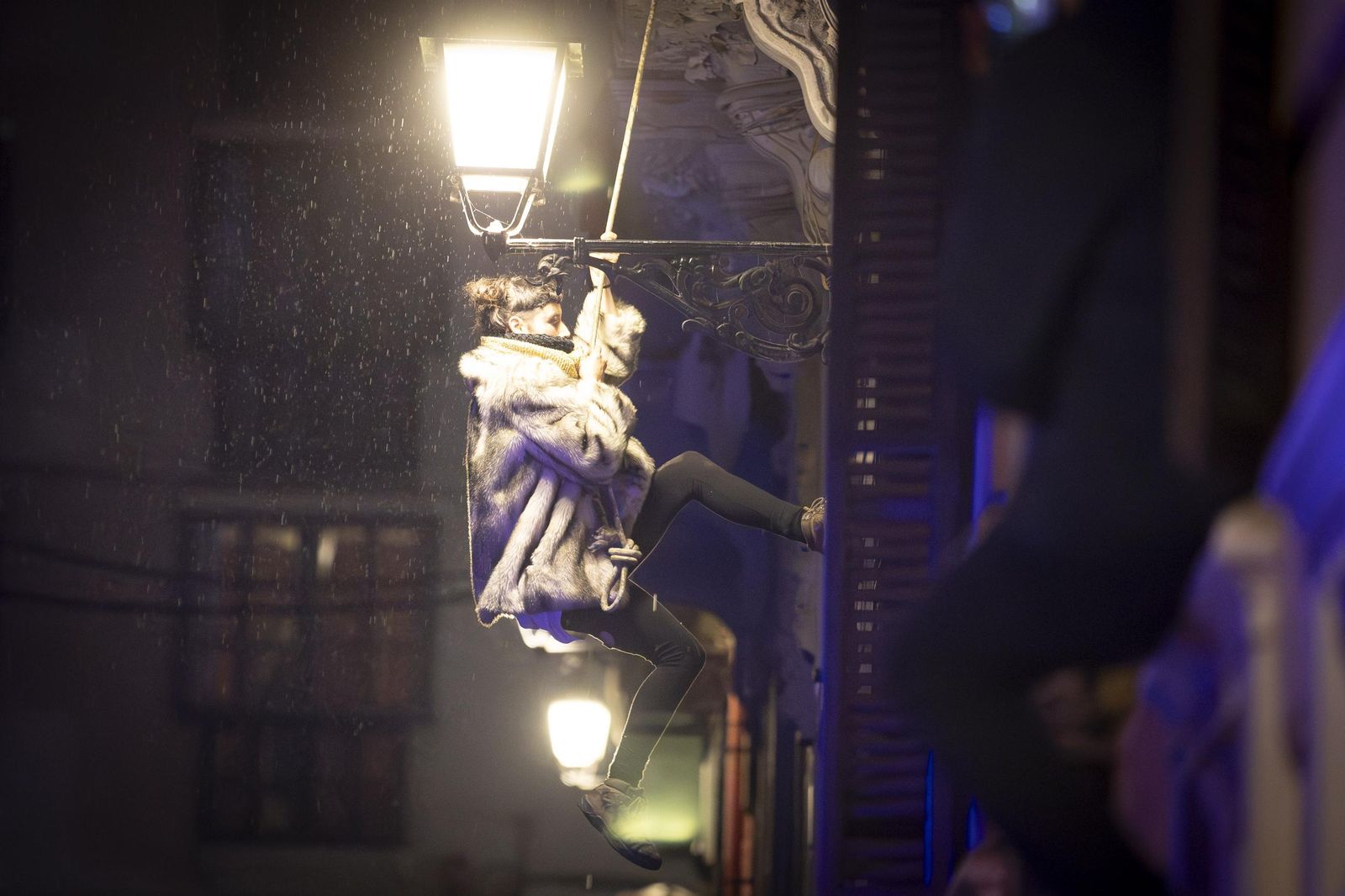 Todas las imágenes: una okupa trepa con cuerda para acceder al piso ocupado en Granada