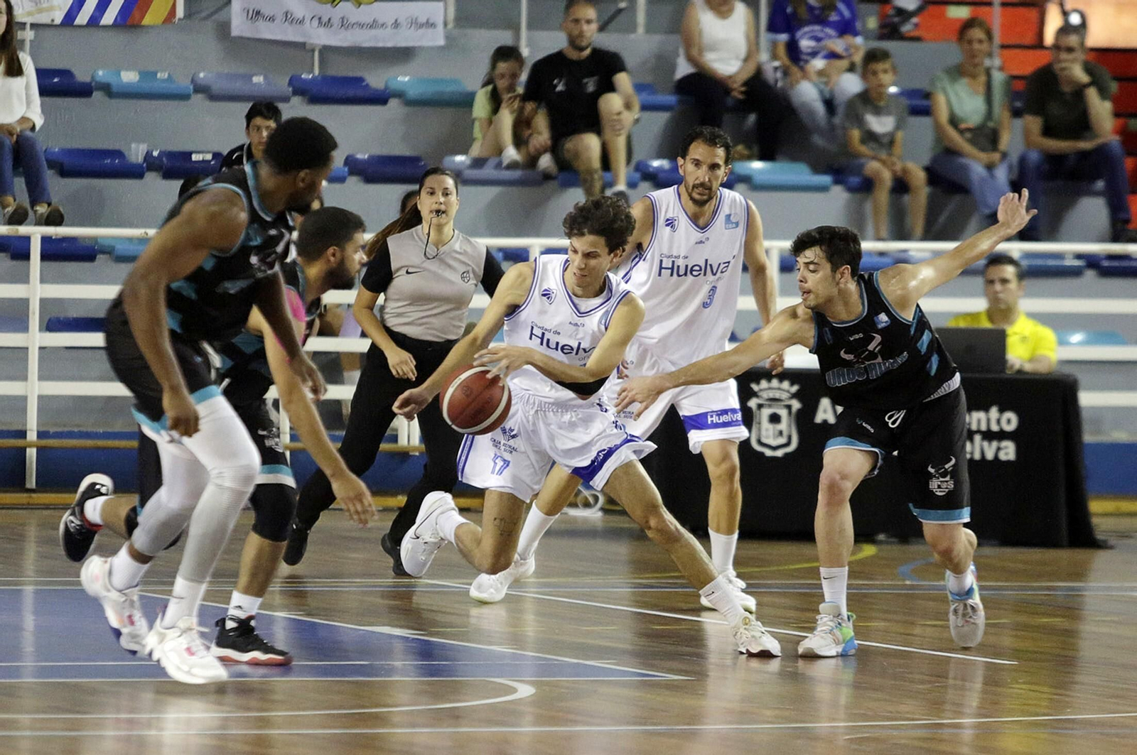 Un momento del partido entre el Ciudad de Huelva y el Uros de Rivas.