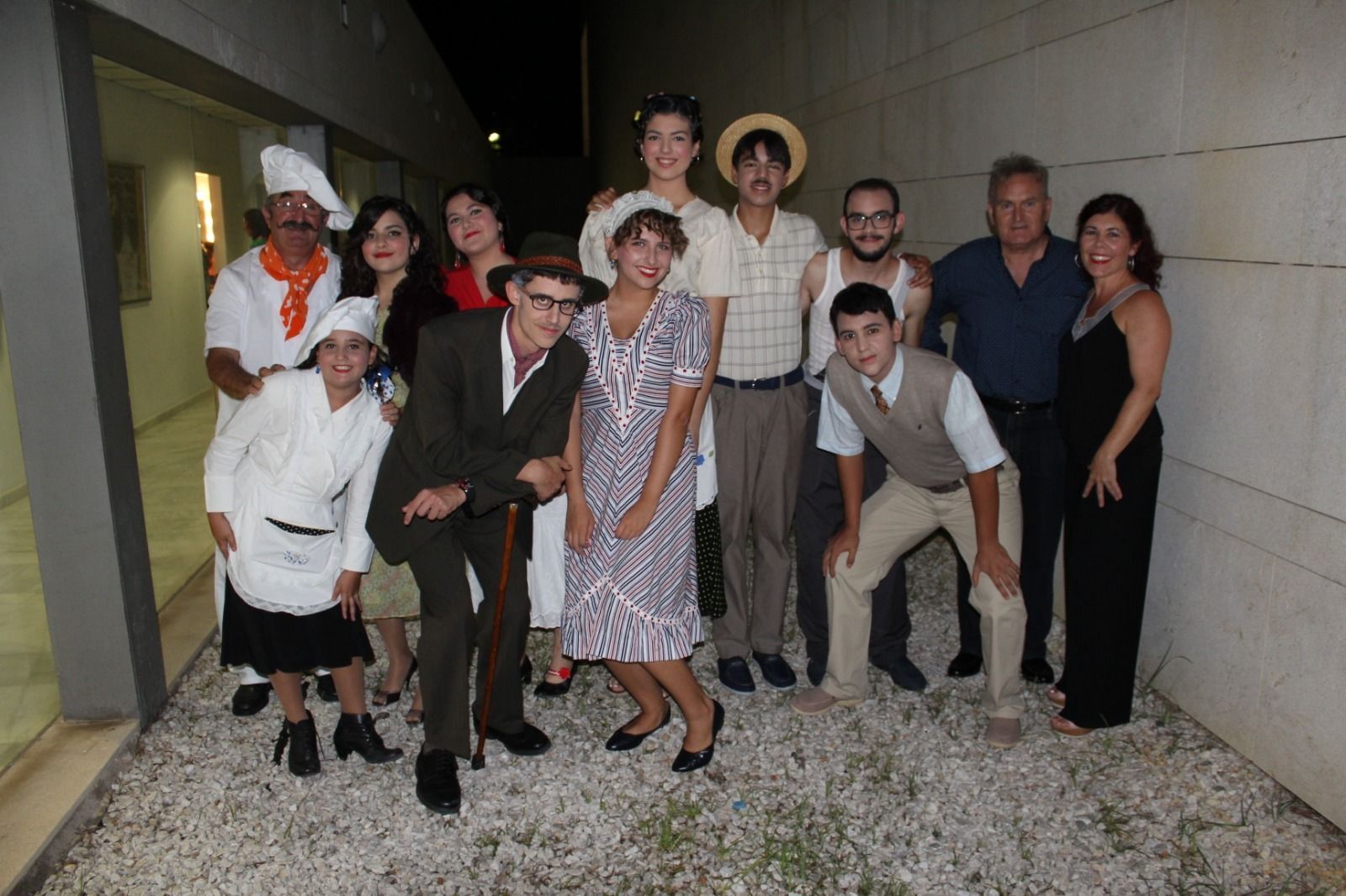 Foto de familia de los actores de la obra.