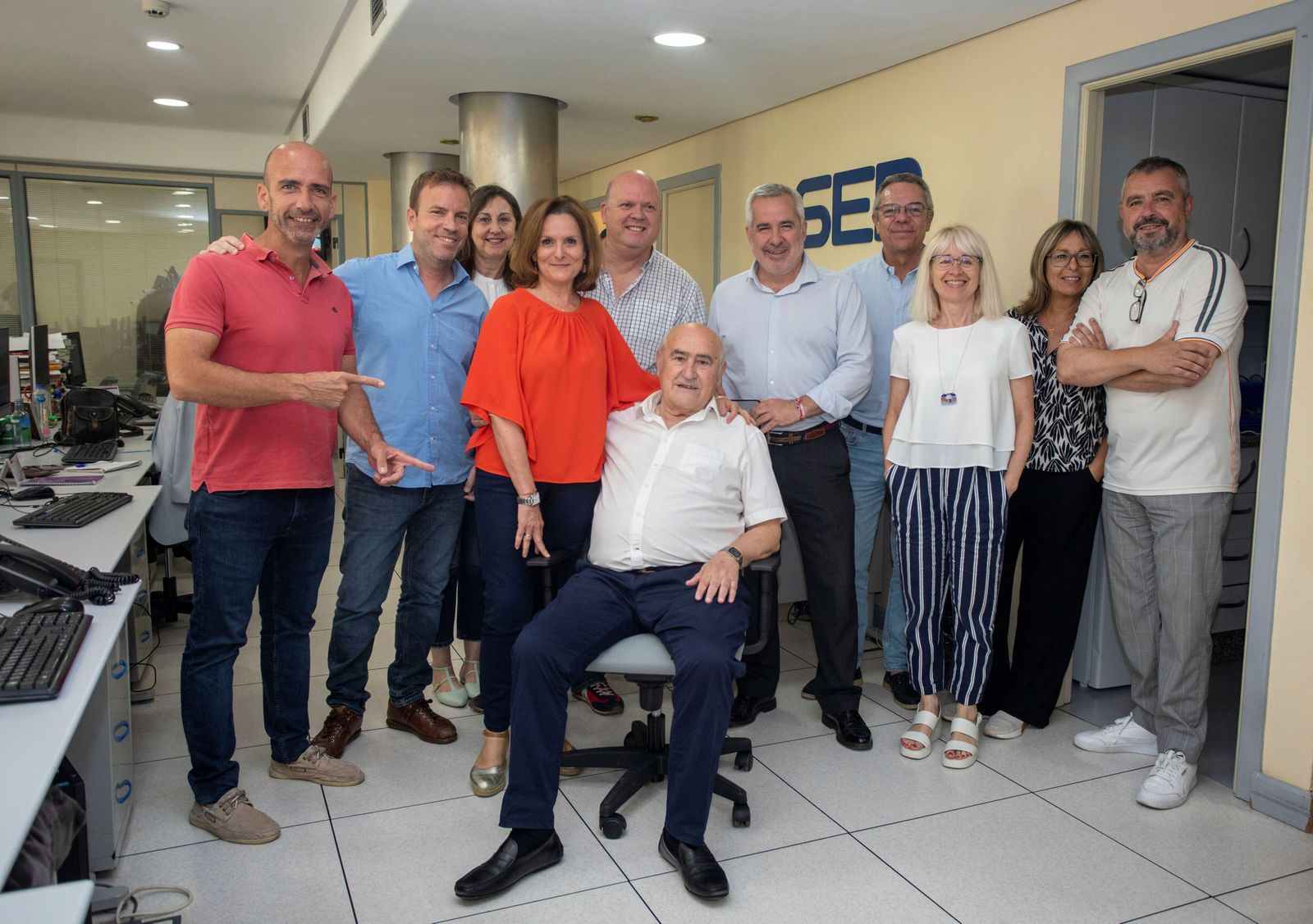 José Antonio Sánchez Araújo, sentado junto a sus compañeros de Radio Sevilla.