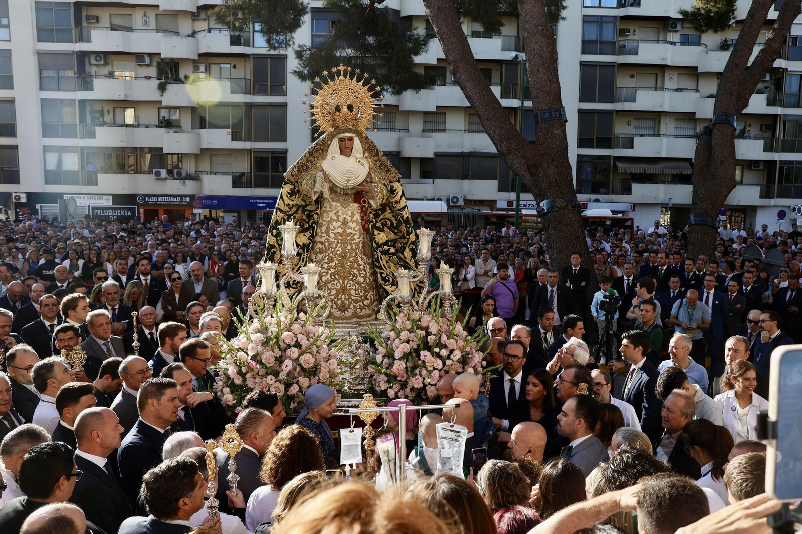 Regreso de la Esperanza de Triana a su paso por el Hospital Infantil del Virgen del Rocío