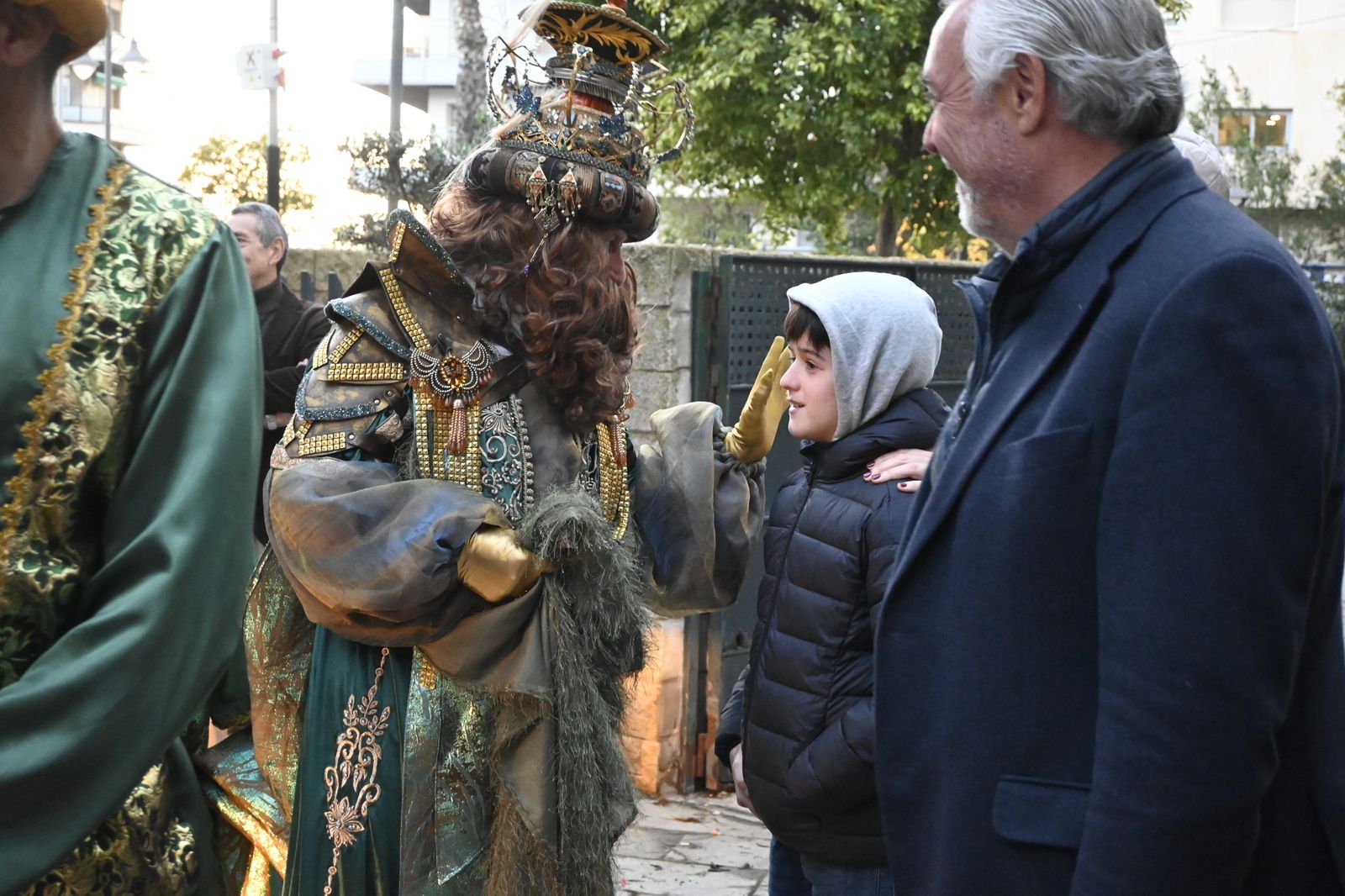 Visita de los Reyes Magos a los ancianos de los asilos de Huelva, en imágenes