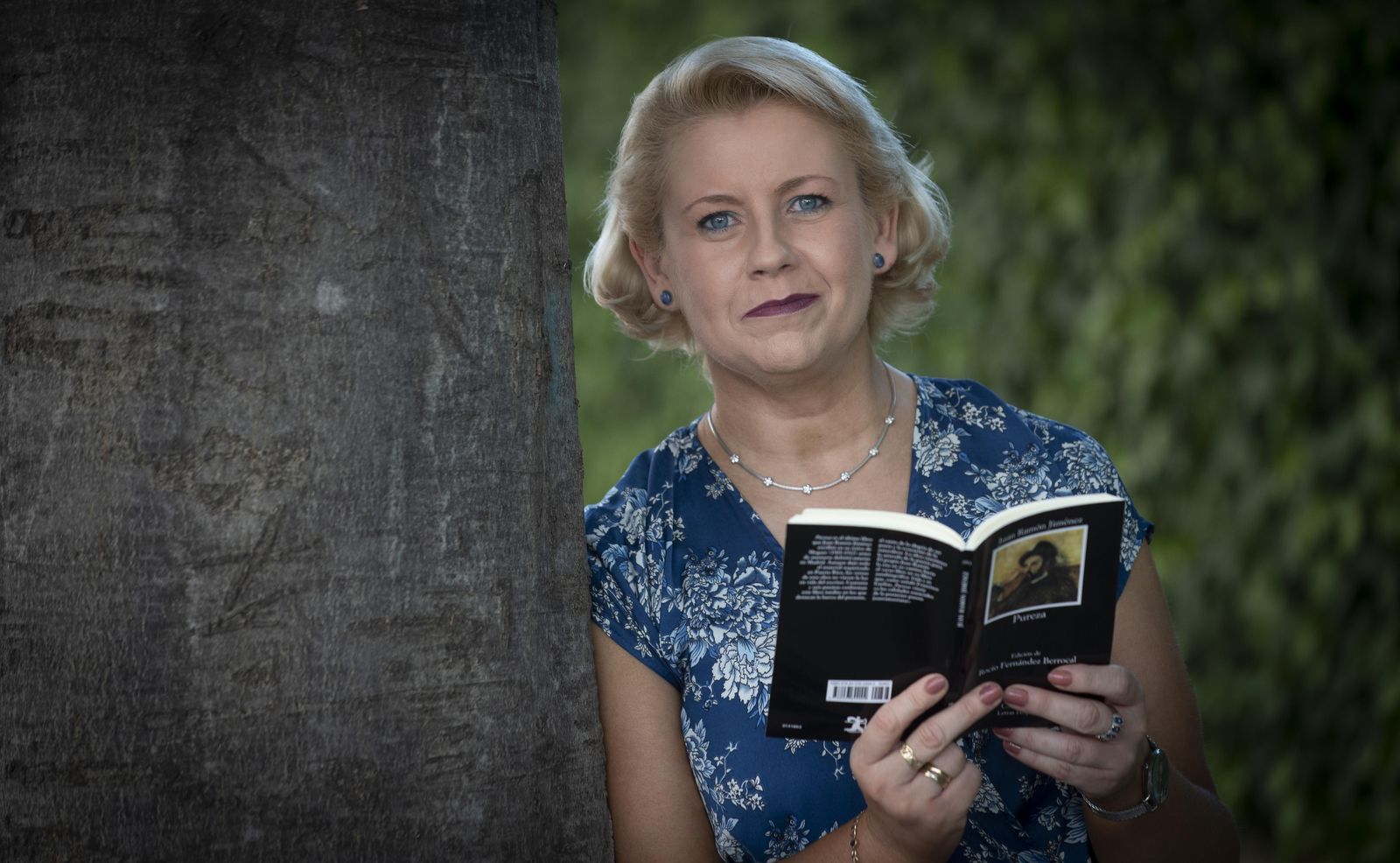 Rocío Fernández Berrocal, con un ejemplar de 'Pureza'.