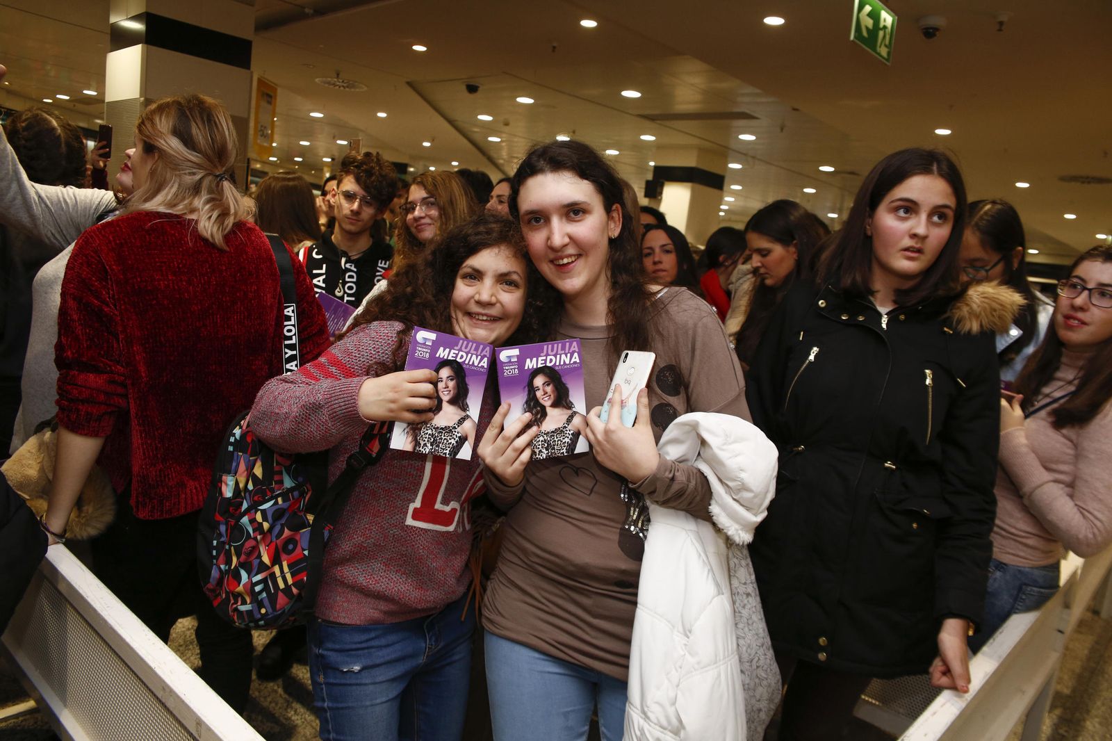 Imágenes de la firma de discos de Julia Medina de 'OT' en Granada
