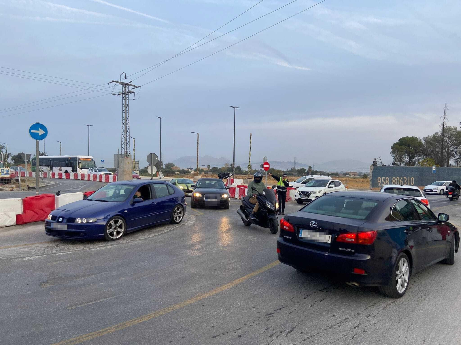 Tráfico en la zona de La Gloria siendo dirigido por un agente de la Policía Local de Cúllar Vega
