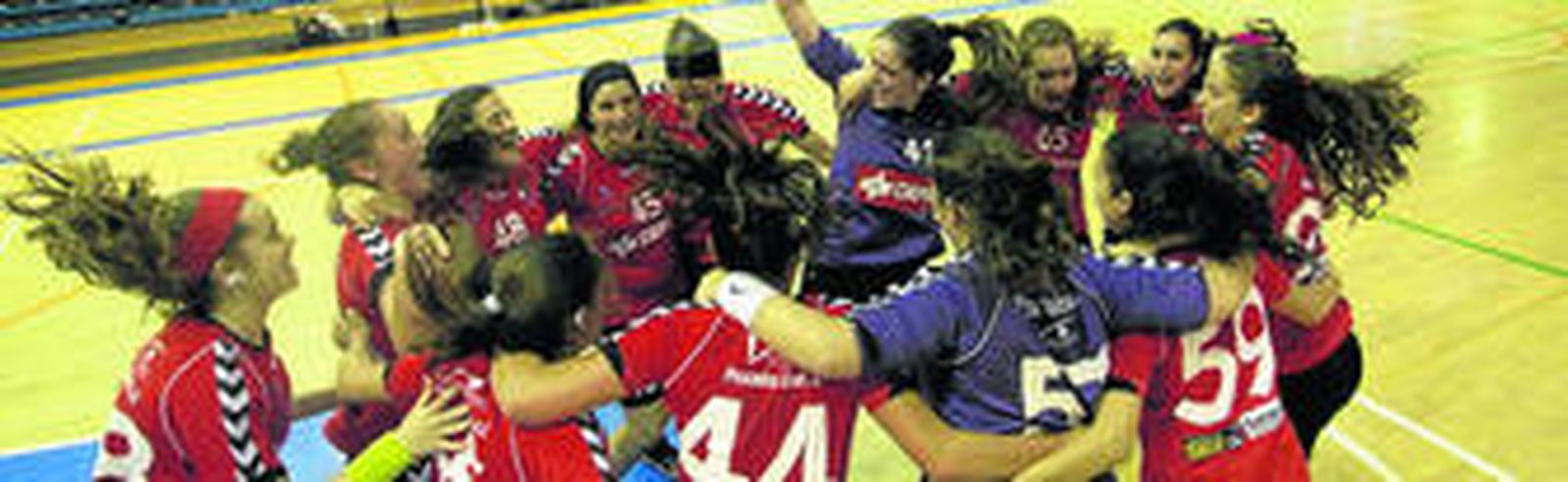 Las jugadoras algecireñas celebran su clasificación para la fase final del Nacional al término del partido.