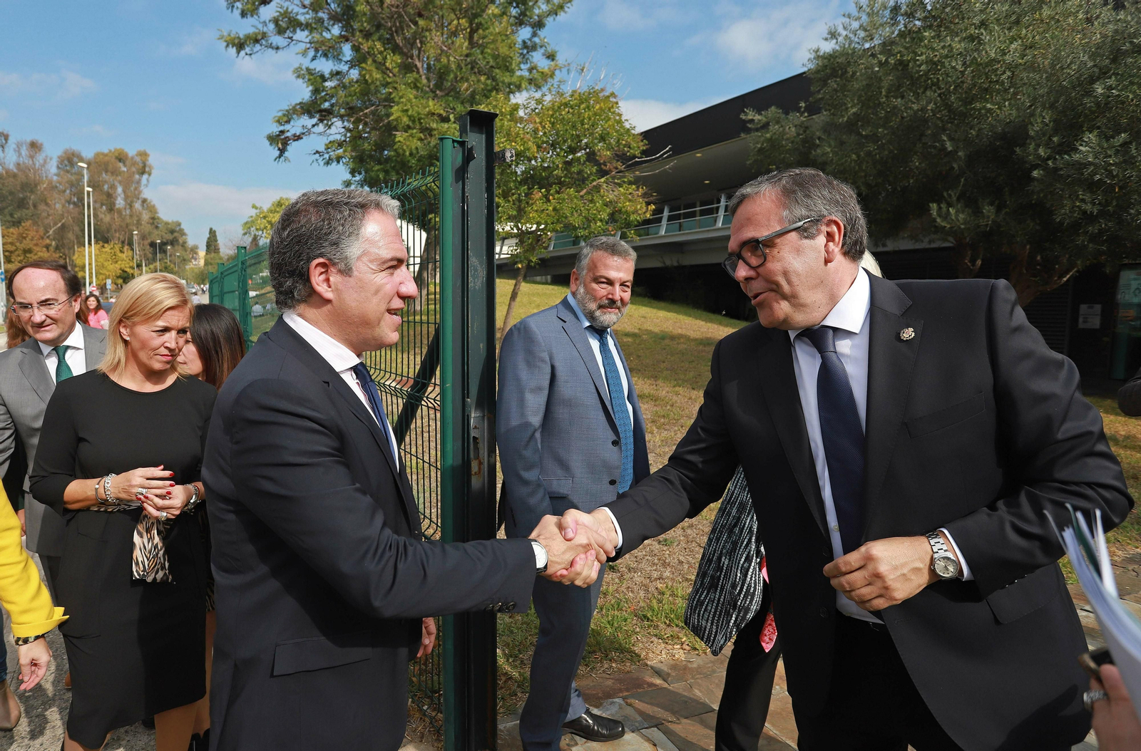 Elías Bendodo, consejero de la Presidencia, saluda a Carlos Fenoy, presidente de la Cámara de Comercio del Campo de Gibraltar.