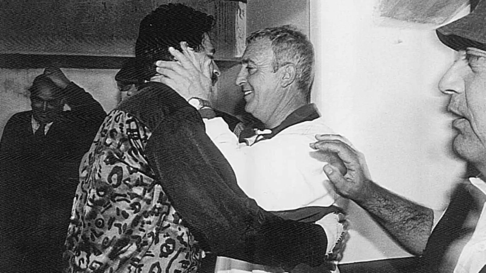 Pablo Caballero y Manolo Cruz se felicitan en la caseta de El Palmar tras evitar el descenso en 1988