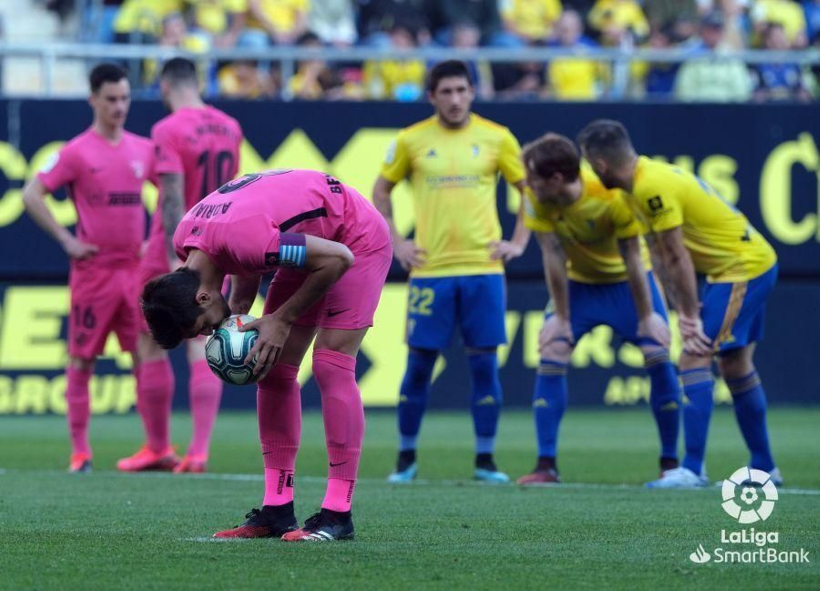 Adrián González besa el balón antes del penalti.