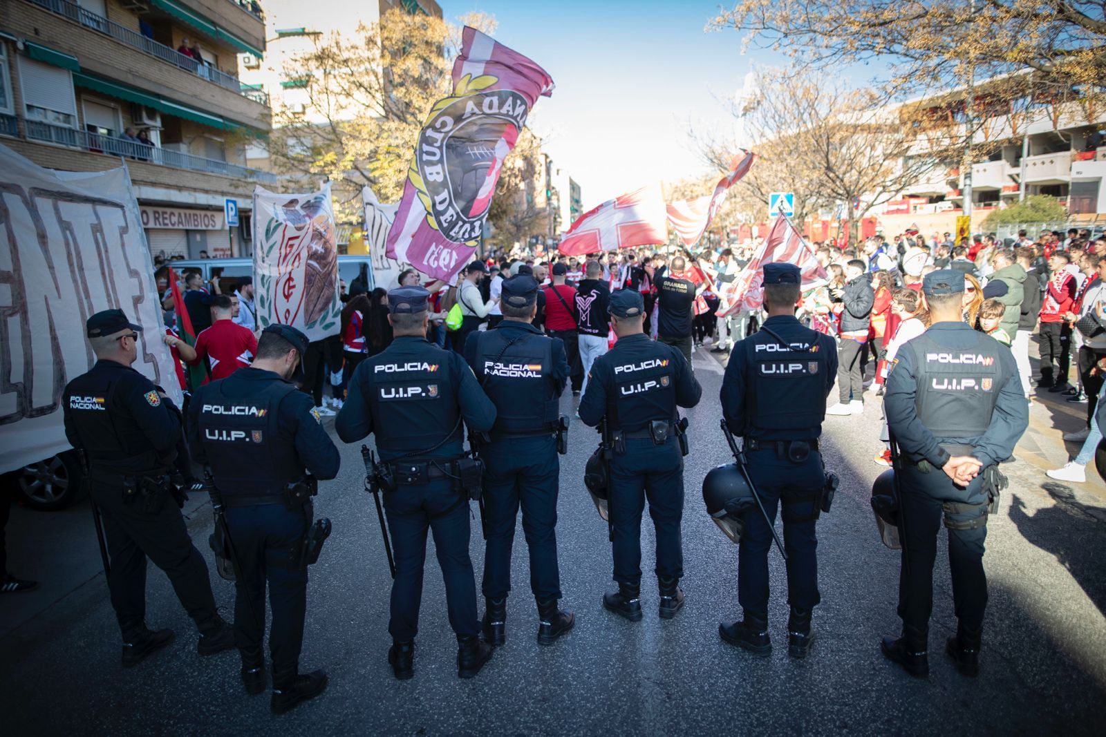 Encuéntrate en el recibimiento al Granada y en la grada de Los Cármenes