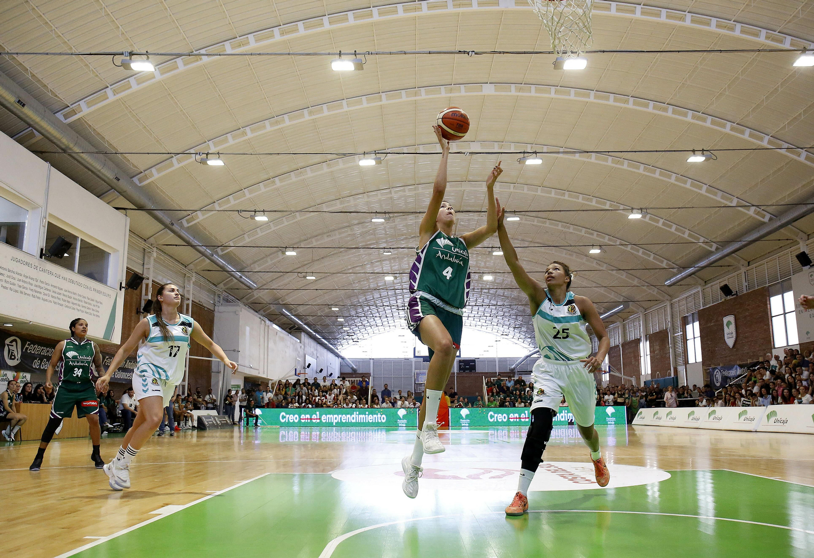 Marta García entra a canasta ante Sherrill.