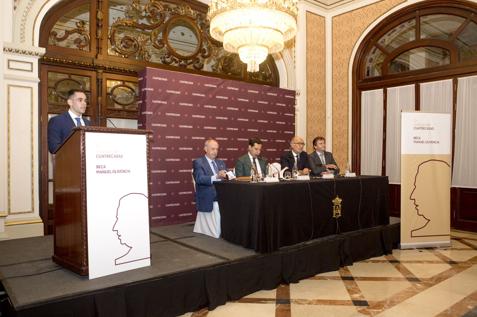 Las imágenes de la entrega de la Beca Manuel Olivencia