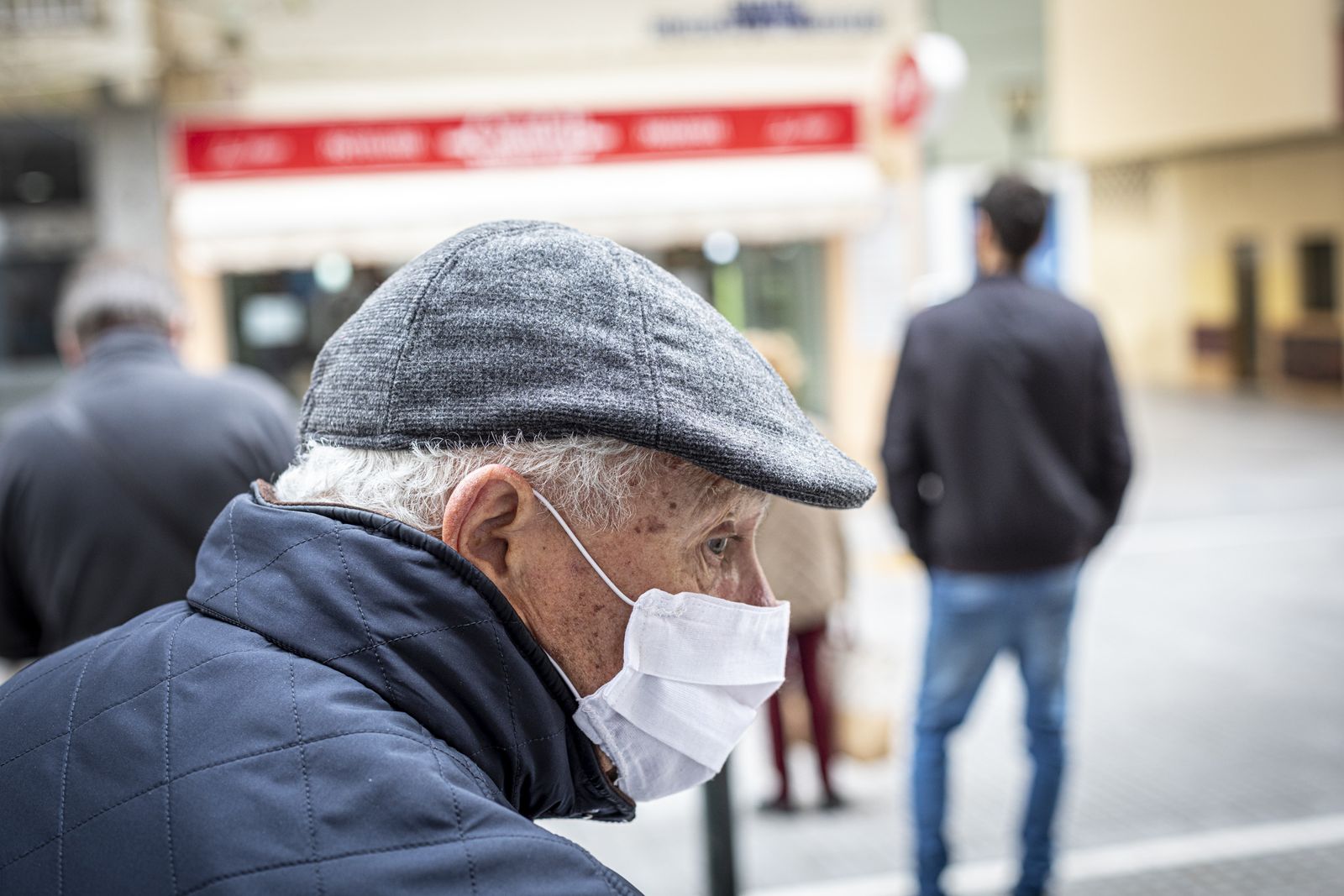 Comercios abiertos en el barrio la laguna bajo el estado de alarma