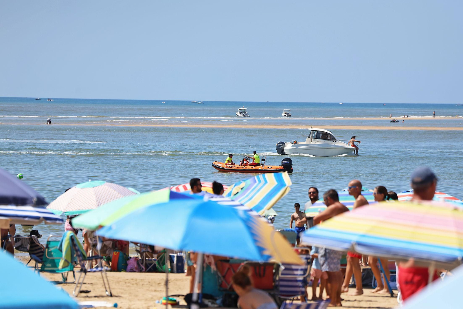 Ambiente en las playas de Huelva en la mañana del pasado domingo.