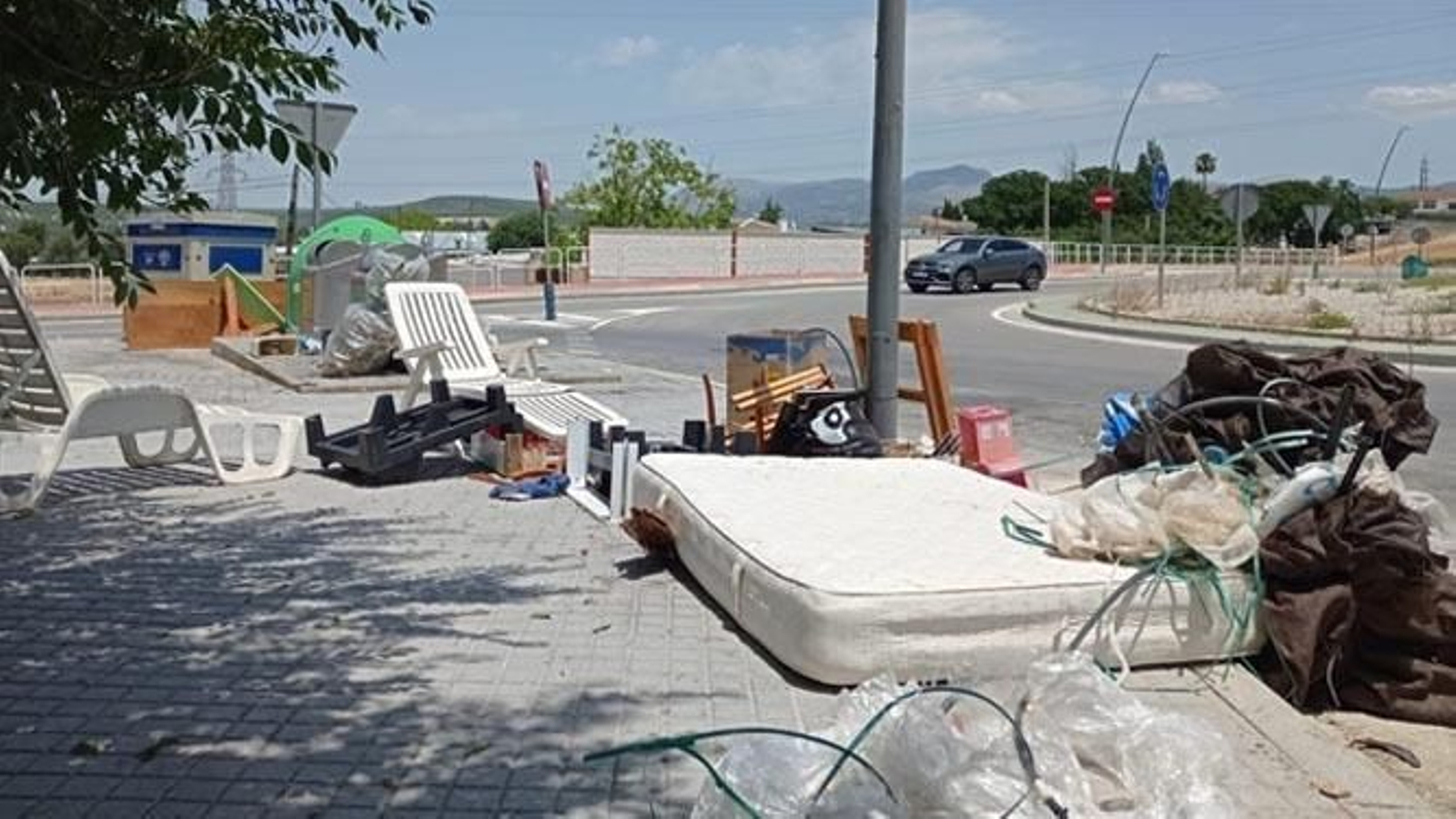 Mobiliario, basura y enseres, en torno a una zona de contenedores en Lucena. Mobiliario, basura y enseres, en torno a una zona de contenedores en Lucena.