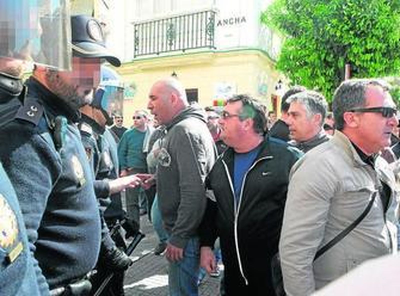 Otra imagen de los incidentes ocurridos el pasado jueves en la sede socialista en Cádiz.