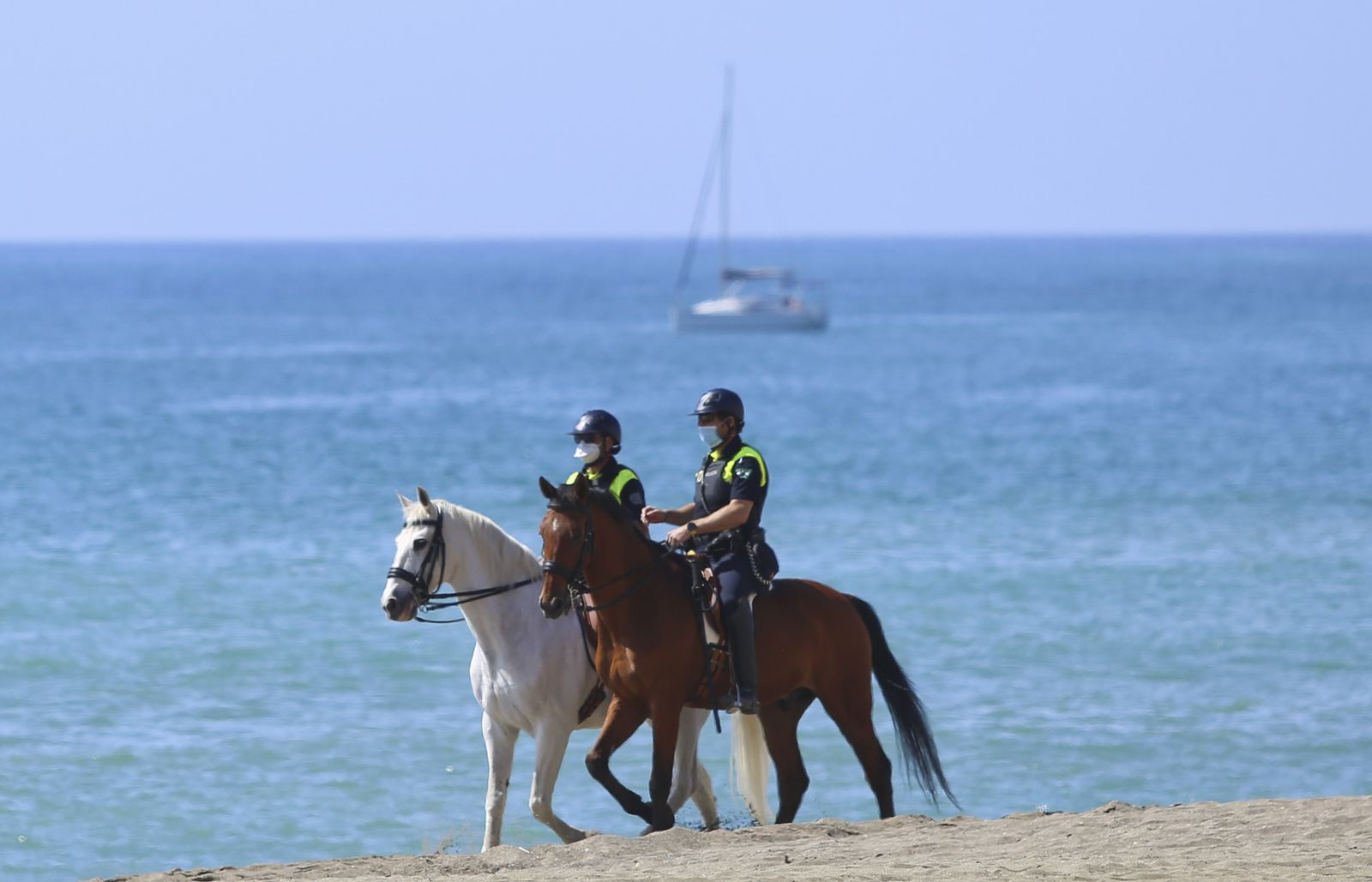 Fotos de la playa de la Malagueta, en Málaga, vacía pese al calor