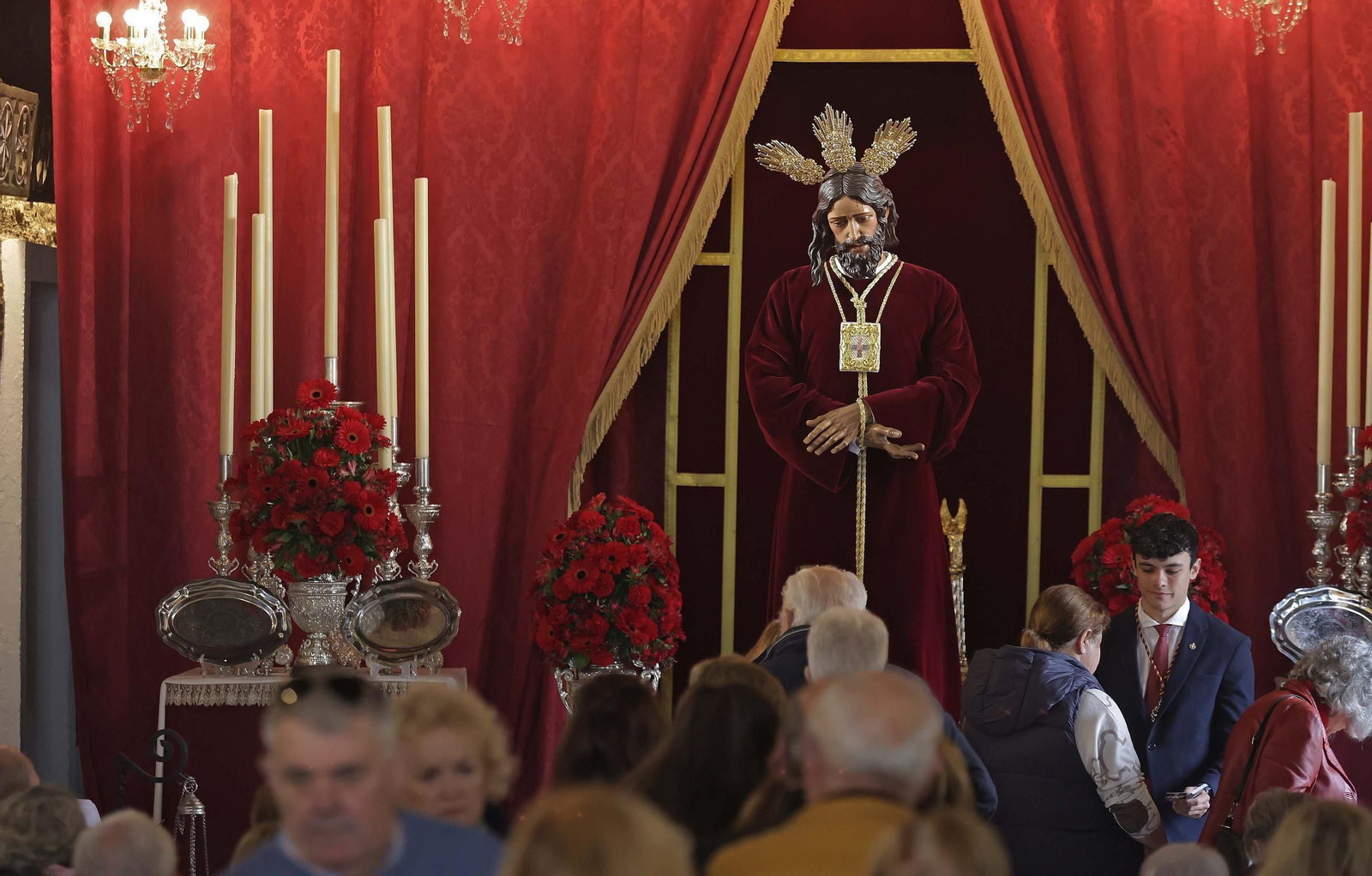 El tradicional besapiés del Cristo de Medinaceli de Algeciras, en imágenes