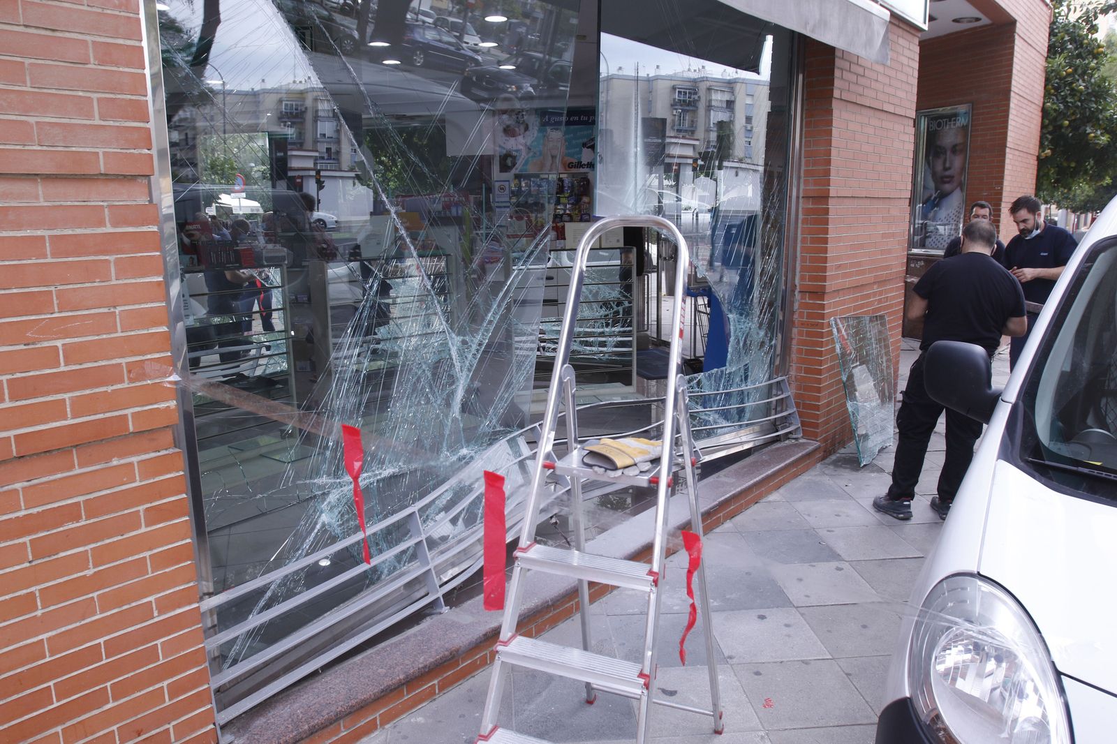 Efectos de un alunizaje en un comercio.